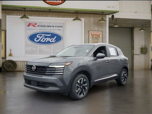 Used 2025 Nissan Kicks SV w/ SV Premium Package image 2