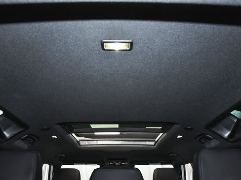 Used 2025 Land Rover Defender 110 S image 69