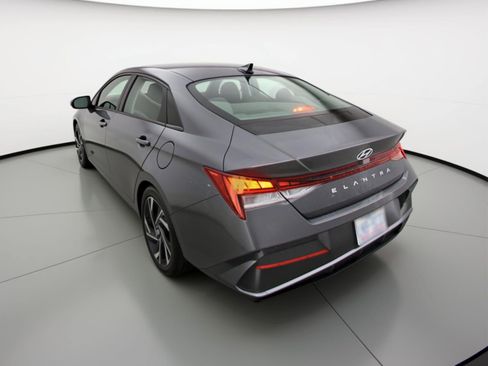 Used 2025 Hyundai Elantra SEL image 5