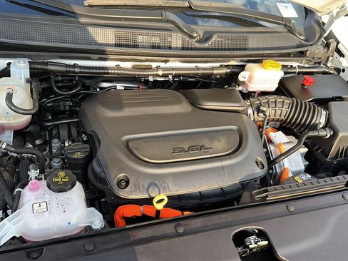 Used 2024 Chrysler Pacifica Limited FWD image 32