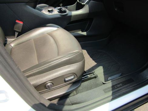 Used 2022 GMC Terrain SLT w/ LPO, Floor Liner Package AWD/4WD image 10