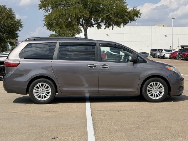 Used 2016 Toyota Sienna XLE FWD image 3