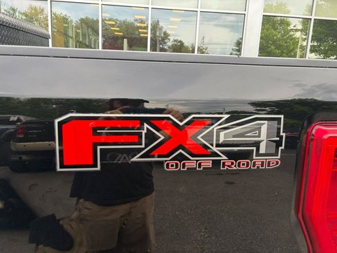 Used 2018 Ford F250 XL w/ Power Equipment Group AWD/4WD image 19