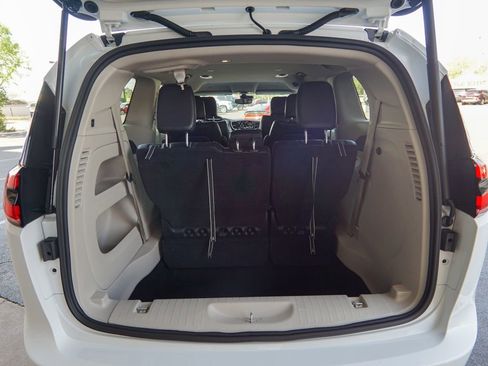 Used 2023 Chrysler Pacifica Touring-L FWD image 9