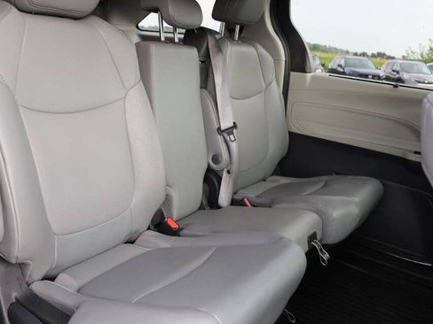 Used 2023 Toyota Sienna XLE FWD image 16