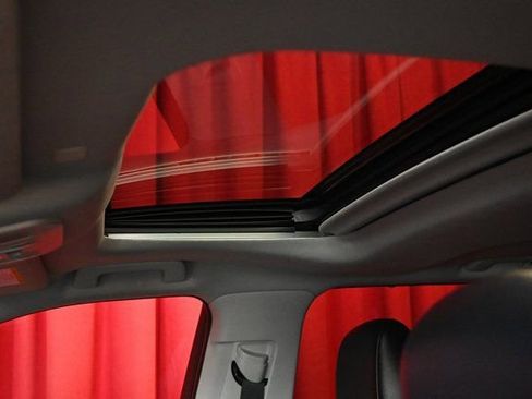 Used 2021 Toyota Highlander XLE image 10