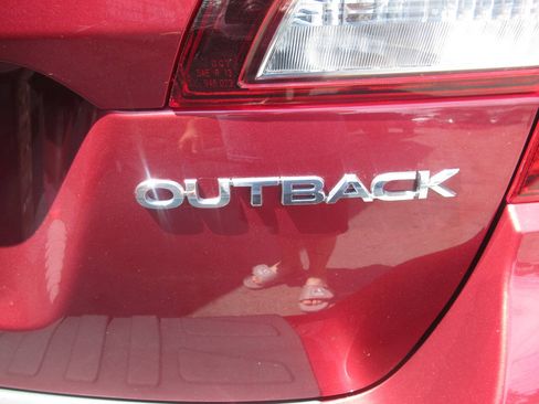 Used 2018 Subaru Outback 2.5i Premium AWD/4WD image 10