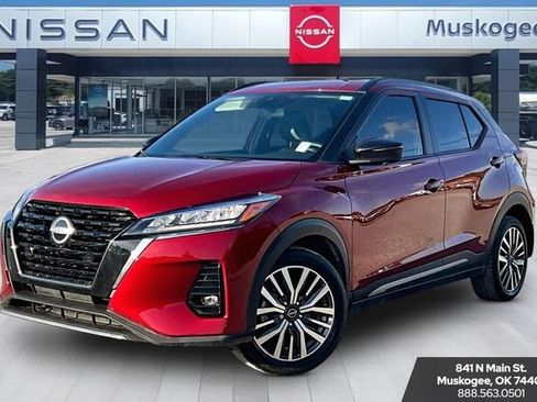 Used 2023 Nissan Kicks SR w/ SR Premium Package FWD image 3