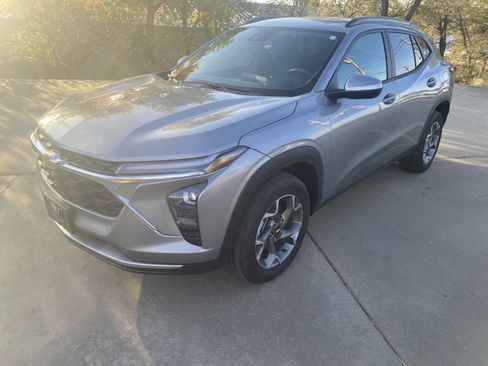 Used 2025 Chevrolet Trax LT w/ LT Convenience Package image 3