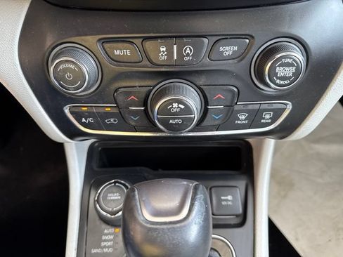 Used 2020 Jeep Cherokee Limited AWD/4WD image 22