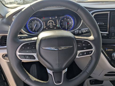 Used 2024 Chrysler Pacifica Touring-L FWD image 17