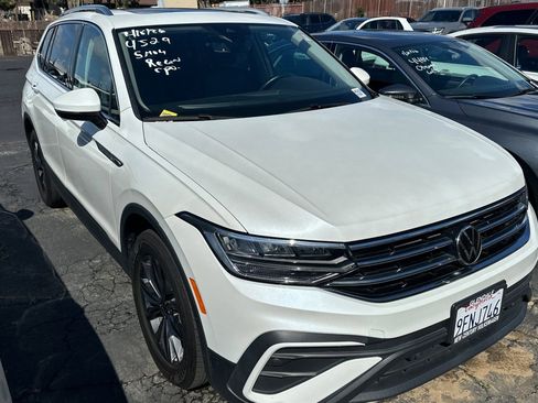 Certified 2023 Volkswagen Tiguan SE w/ Panoramic Sunroof Package image 2