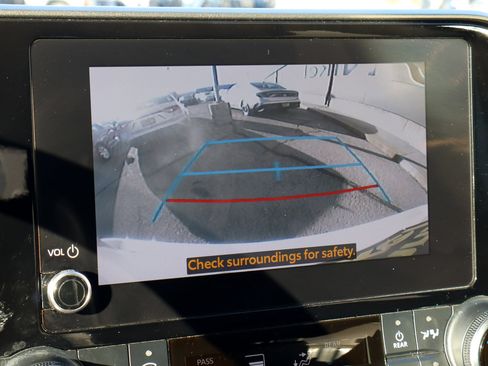 Used 2023 Toyota Highlander XLE image 12