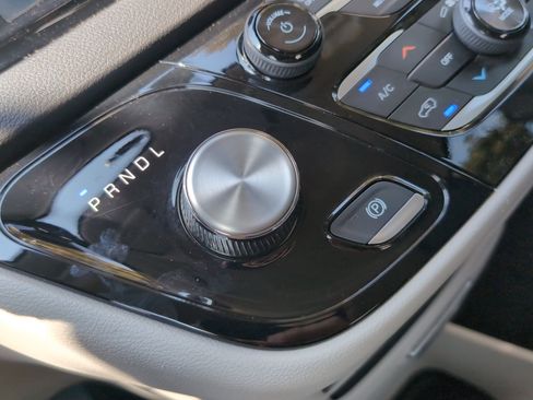 Used 2024 Chrysler Pacifica Touring-L FWD image 25