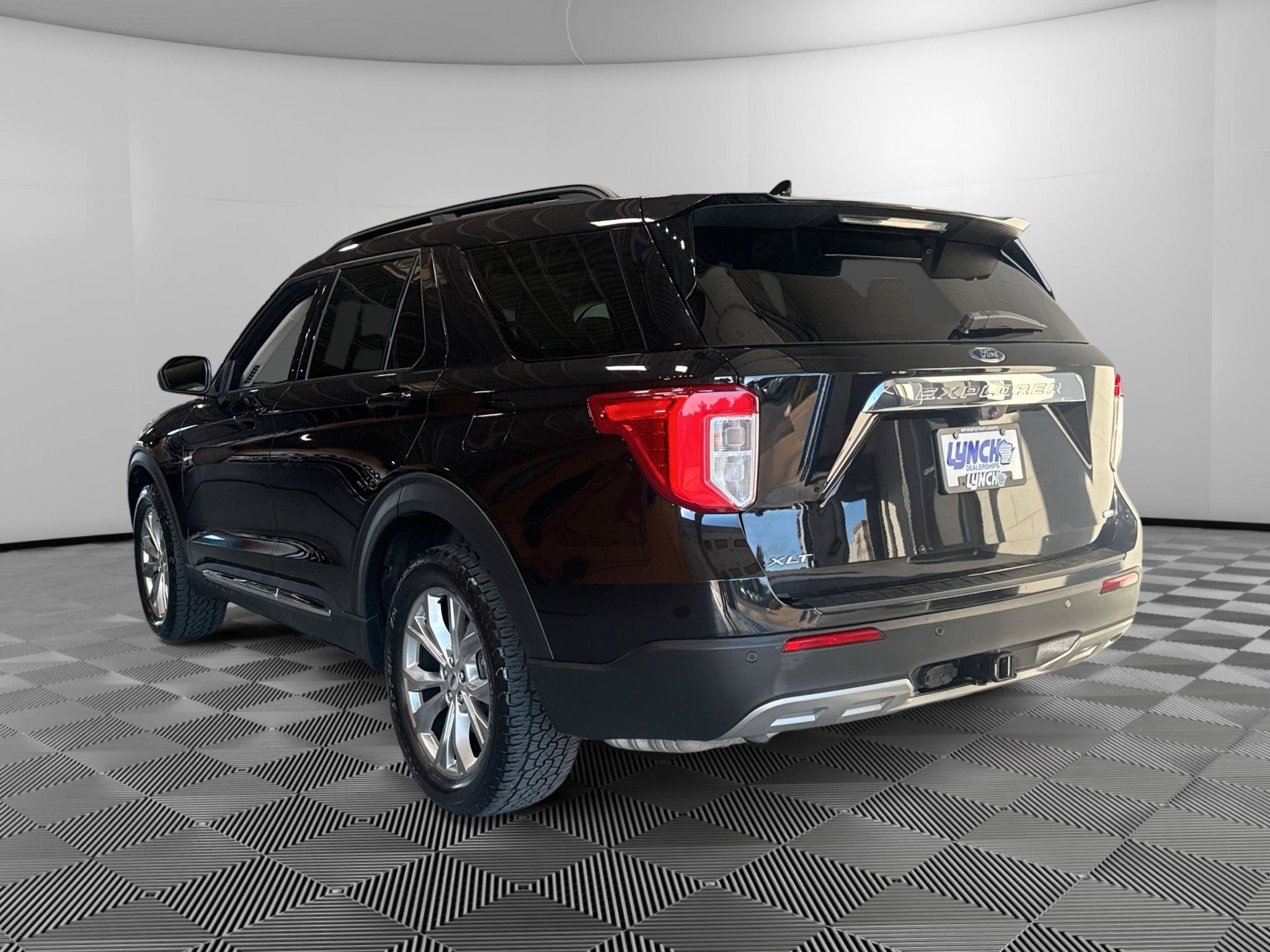 Used 2020 Ford Explorer XLT w/ Equipment Group 202A AWD/4WD image 3