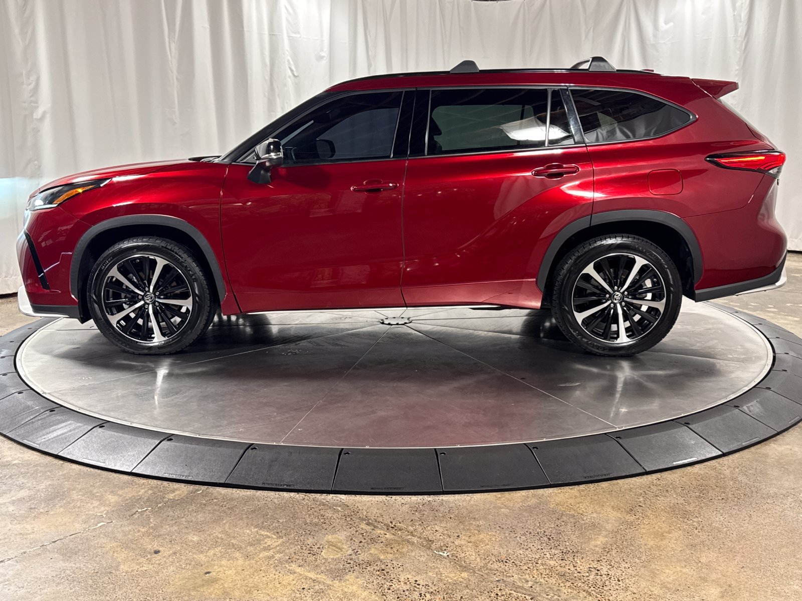 Used 2021 Toyota Highlander XSE AWD/4WD image 8