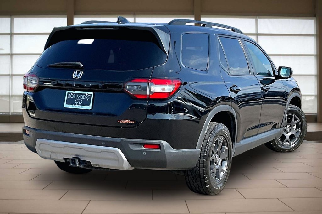Used 2025 Honda Pilot TrailSport image 2