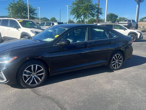Used 2025 Volkswagen Jetta SE FWD image 12