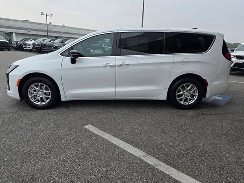 New 2027 Chrysler Pacifica Select FWD image 27