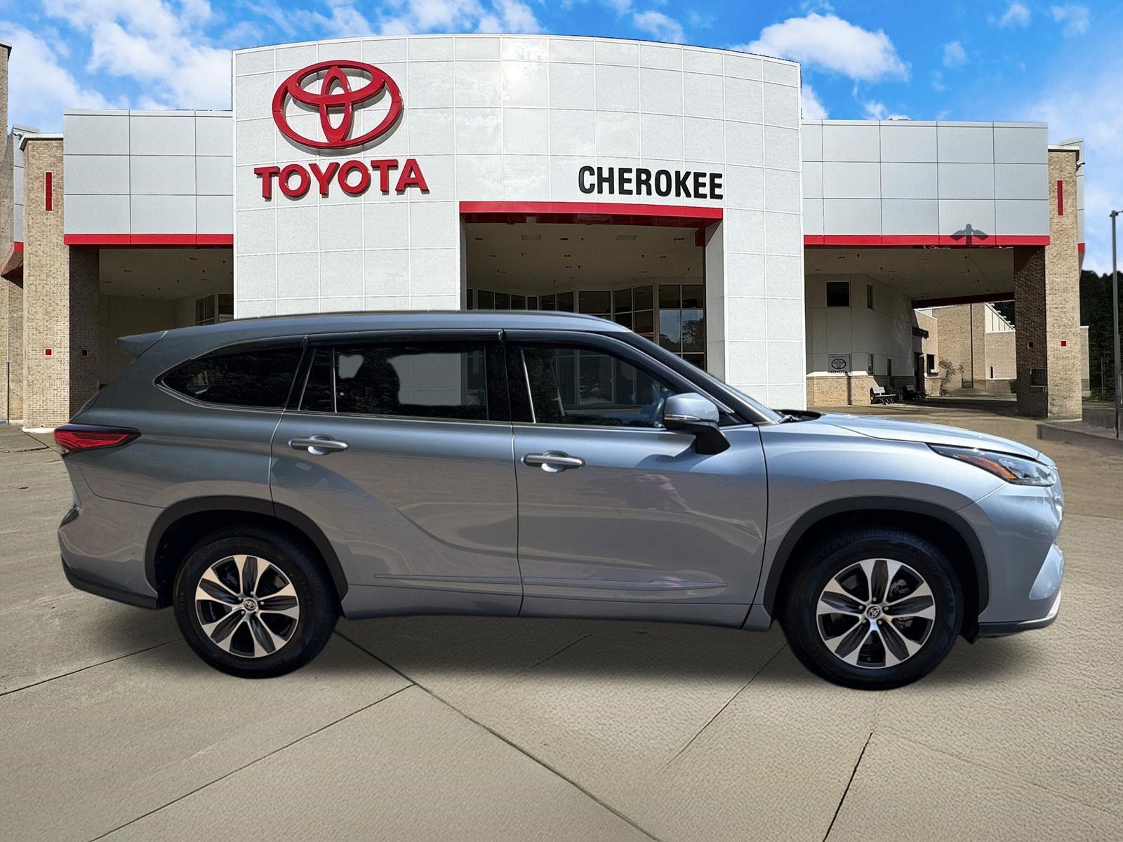 Used 2020 Toyota Highlander XLE FWD image 4