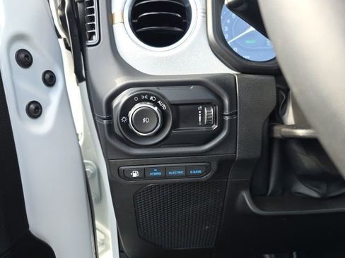 Used 2025 Jeep Wrangler Unlimited Sahara w/ Safety Group image 15