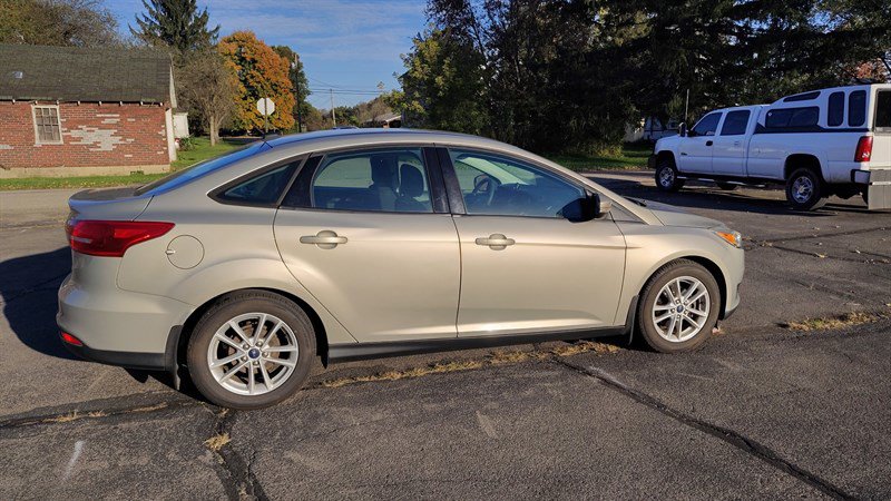 Used 2016 Ford Focus SE w/ SE Power Seat Package FWD image 3