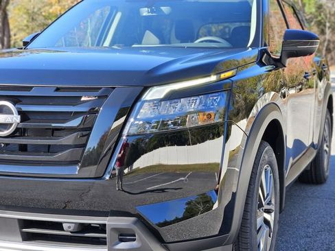 New 2025 Nissan Pathfinder SL w/ Black Appearance Package image 9