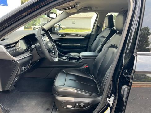 Used 2023 Jeep Grand Cherokee Limited w/ Black Appearance Package AWD/4WD image 3