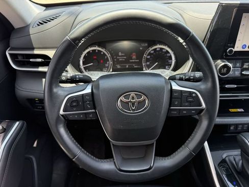 Used 2023 Toyota Highlander XLE FWD image 13