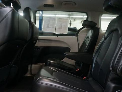 Used 2024 Chrysler Pacifica Touring-L image 32