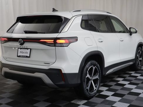 Used 2026 Volkswagen Tiguan SE w/ Panoramic Sunroof Package AWD/4WD image 16