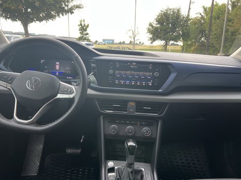 Certified 2022 Volkswagen Taos SE image 24