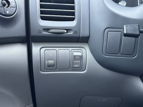 Used 2010 Kia Sedona LX image 25