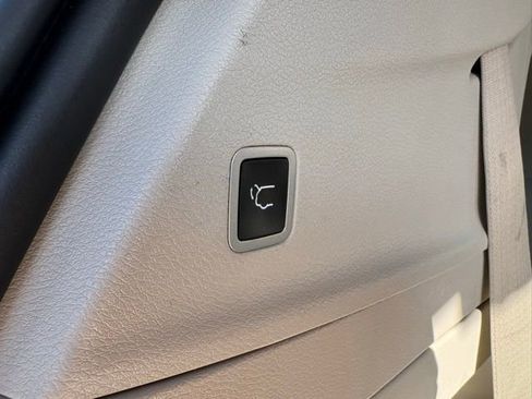 Used 2023 Chrysler Pacifica Touring-L FWD image 34
