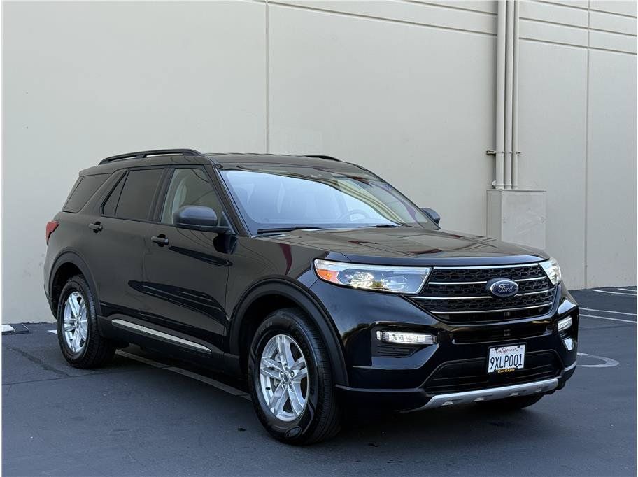 Used 2020 Ford Explorer XLT w/ Equipment Group 202A AWD/4WD image 3