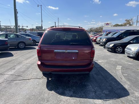 Used 2006 Chrysler Town & Country Touring image 5