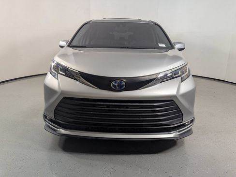 Used 2021 Toyota Sienna XLE FWD image 2