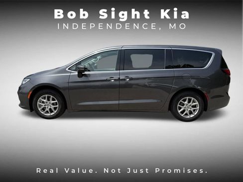 Used 2023 Chrysler Pacifica Touring-L FWD image 6