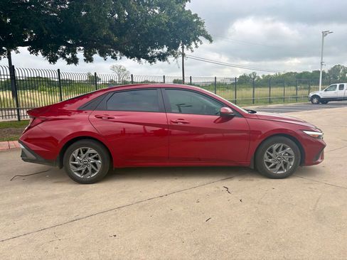 Used 2024 Hyundai Elantra SEL FWD image 2