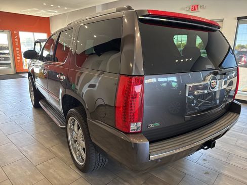 Used 2011 Cadillac Escalade Luxury image 10