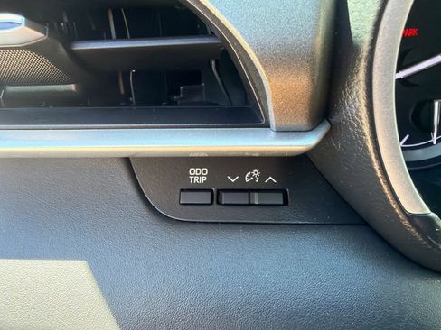Used 2020 Toyota Highlander XLE AWD/4WD image 27