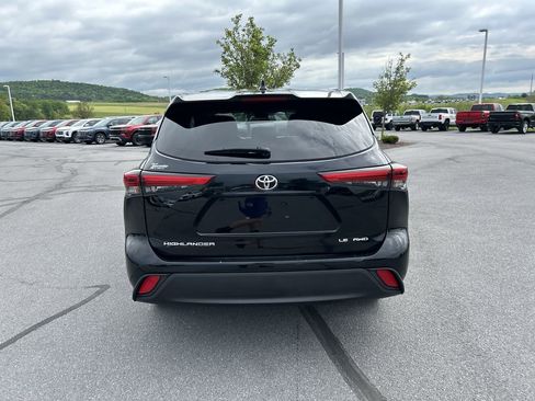 Used 2023 Toyota Highlander LE AWD/4WD image 6