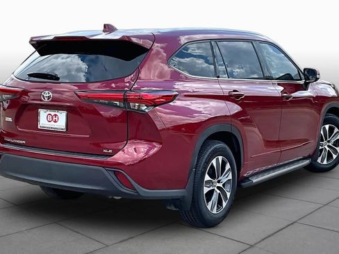 Used 2022 Toyota Highlander XLE FWD image 13