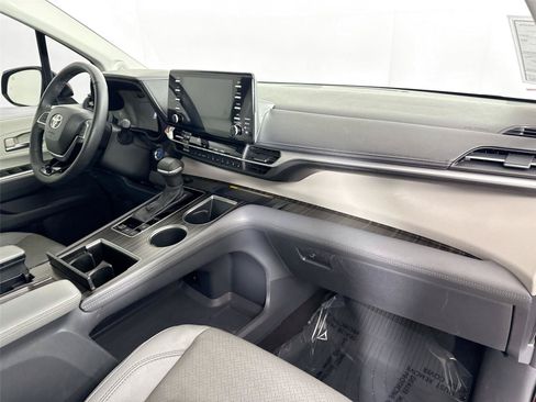 Used 2023 Toyota Sienna Limited FWD image 46