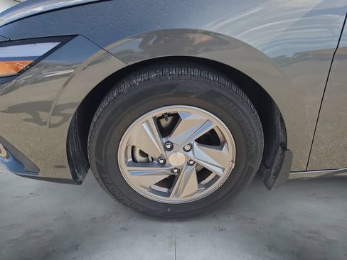 Used 2024 Hyundai Elantra SE FWD image 17