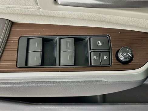 Used 2024 Toyota Sienna XLE FWD image 15