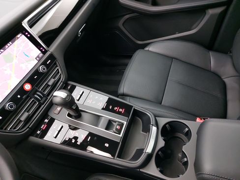 Certified 2025 Porsche Macan image 27