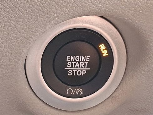 Used 2022 Chrysler Voyager LX image 23