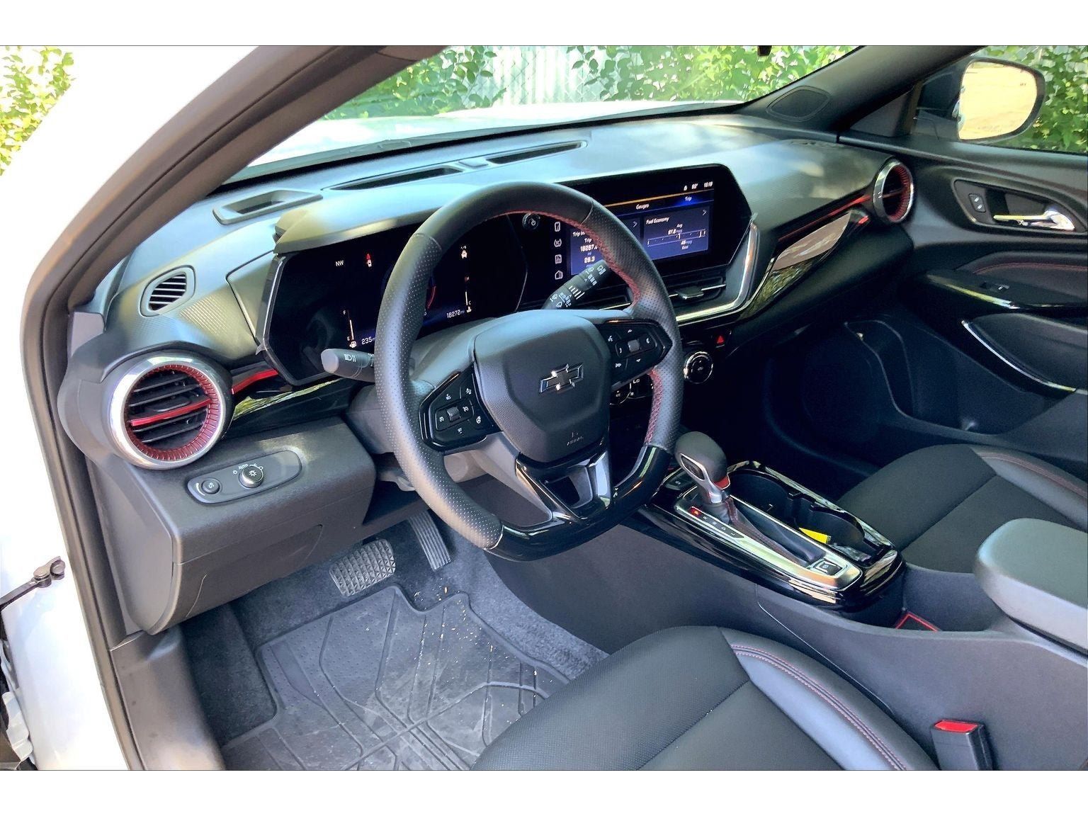 Used 2024 Chevrolet Trax RS w/ Sunroof Package FWD image 16