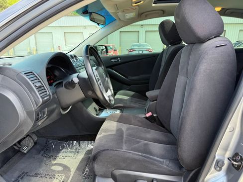 Used 2009 Nissan Altima 3.5 SE image 2
